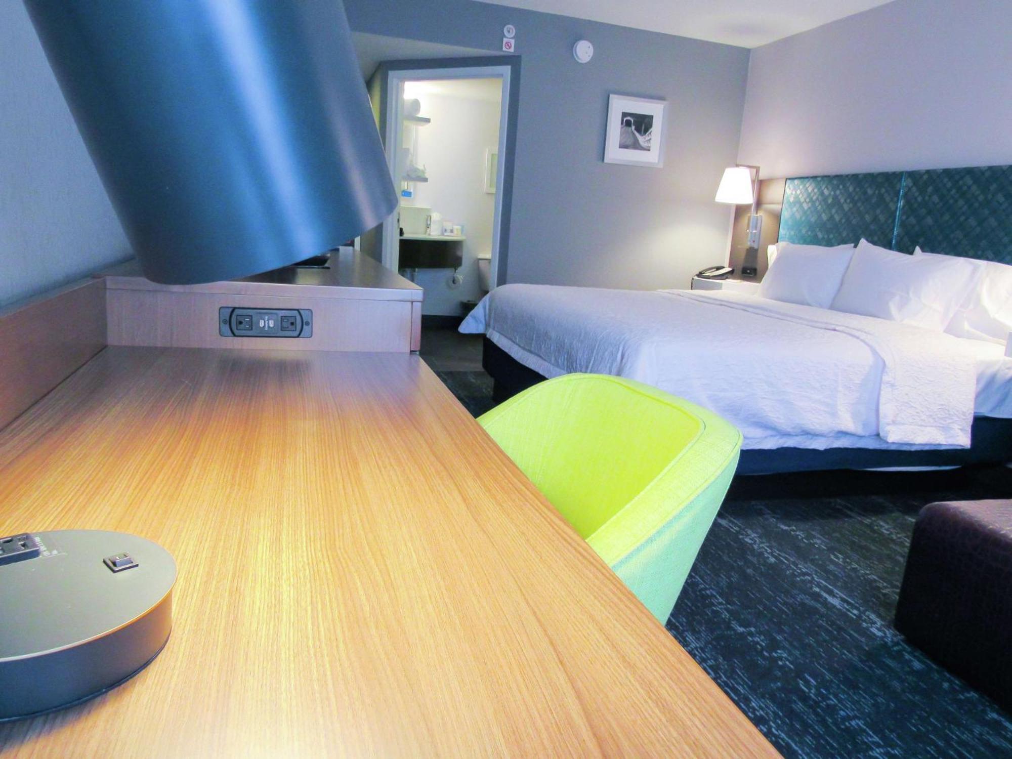 Hampton Inn & Suites Newtown Yardley Экстерьер фото