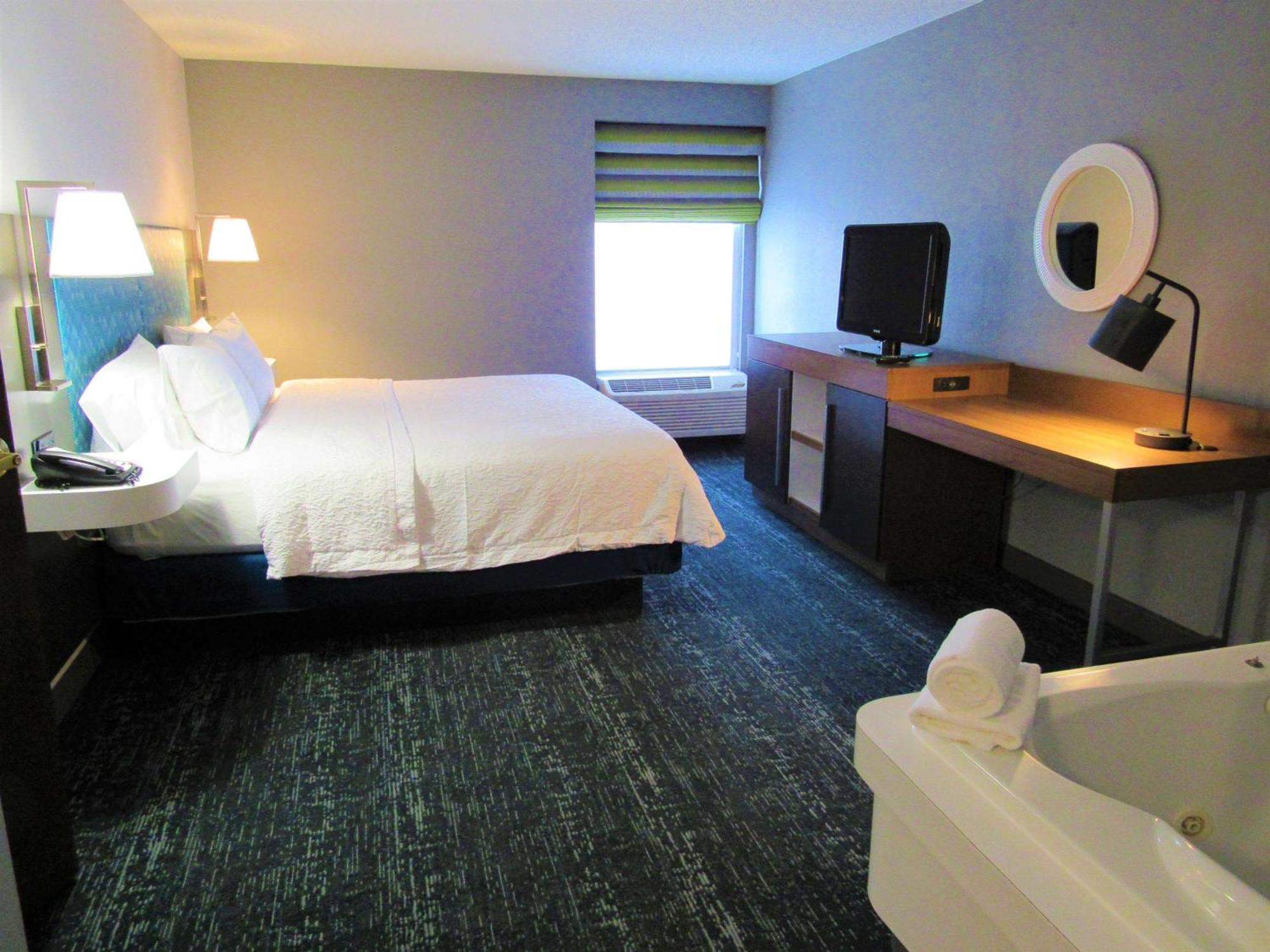 Hampton Inn & Suites Newtown Yardley Экстерьер фото