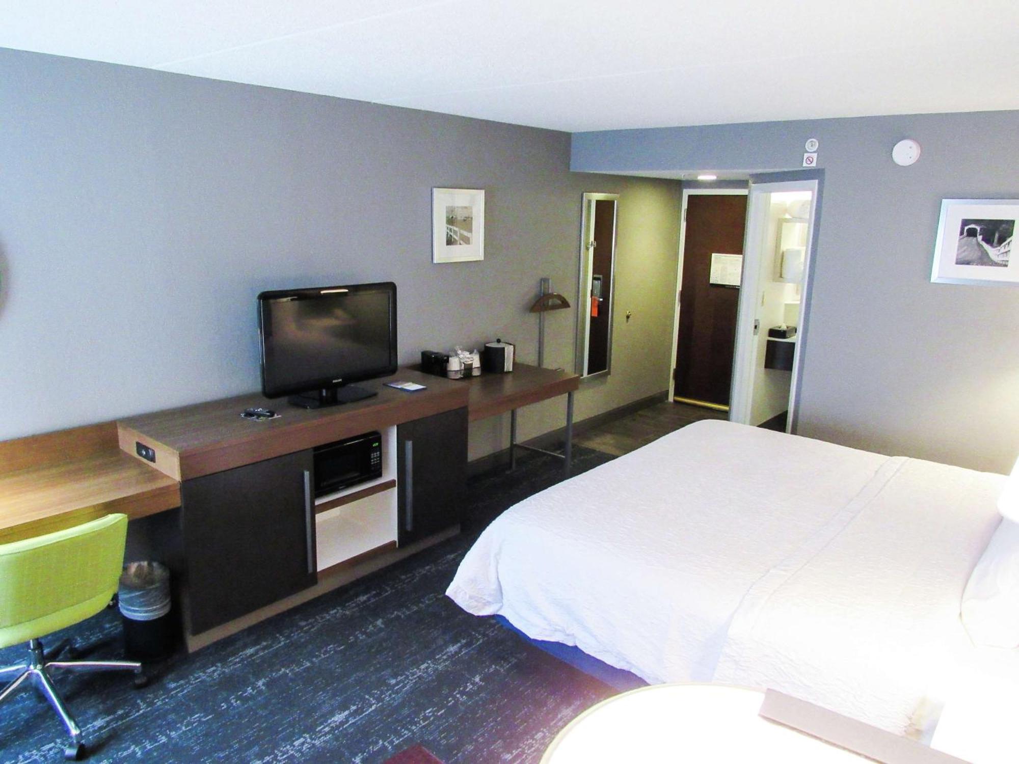Hampton Inn & Suites Newtown Yardley Экстерьер фото