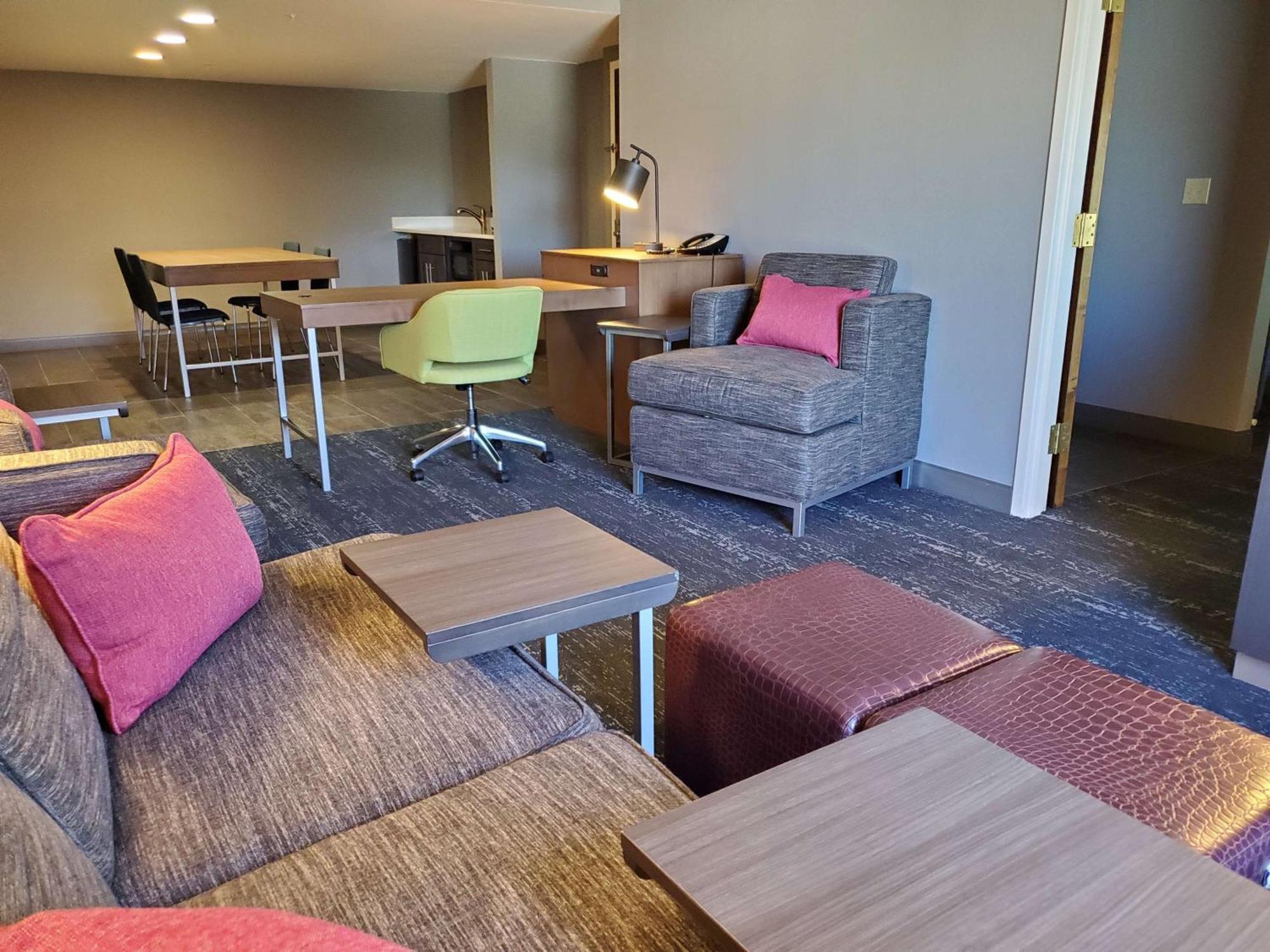 Hampton Inn & Suites Newtown Yardley Экстерьер фото