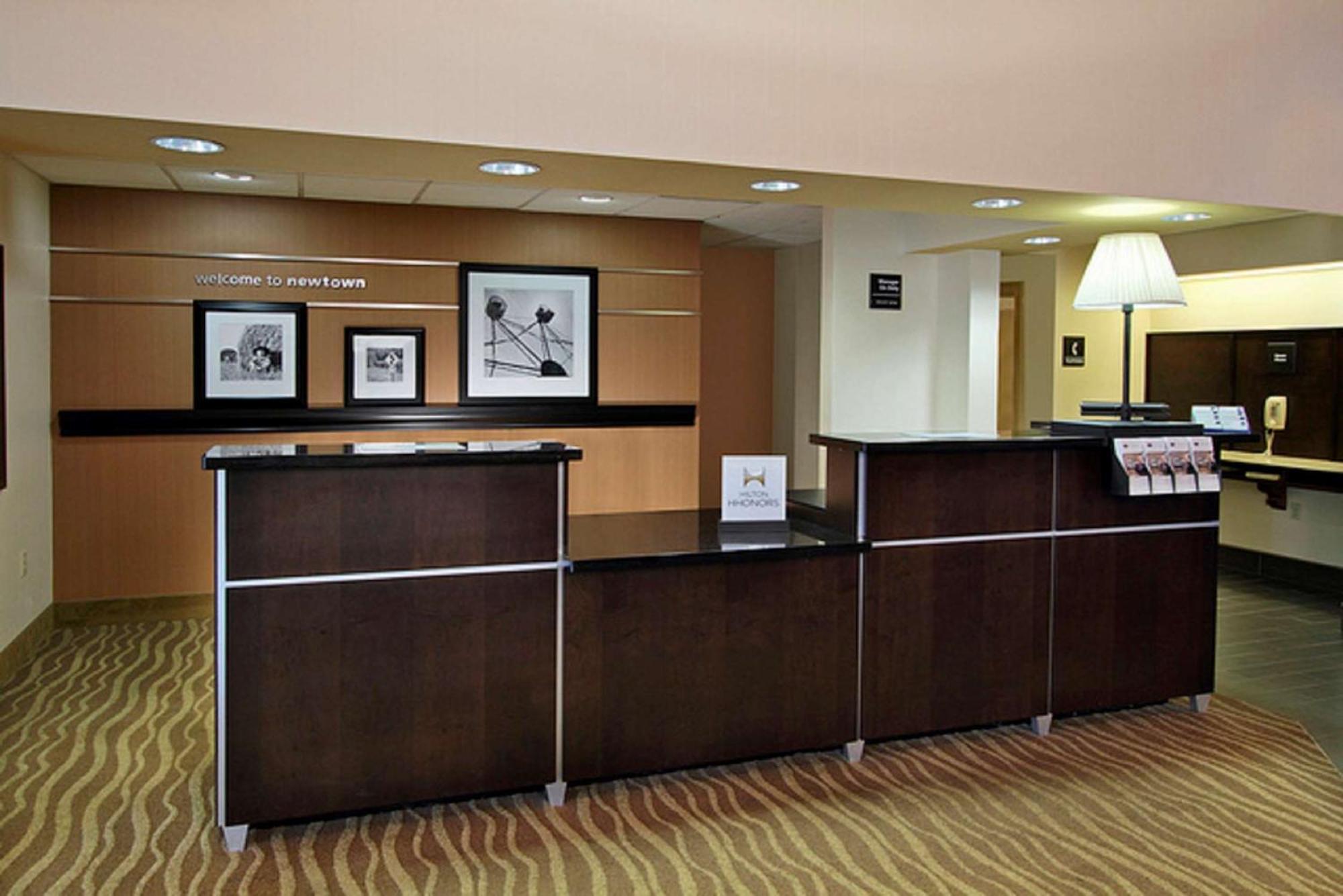 Hampton Inn & Suites Newtown Yardley Экстерьер фото
