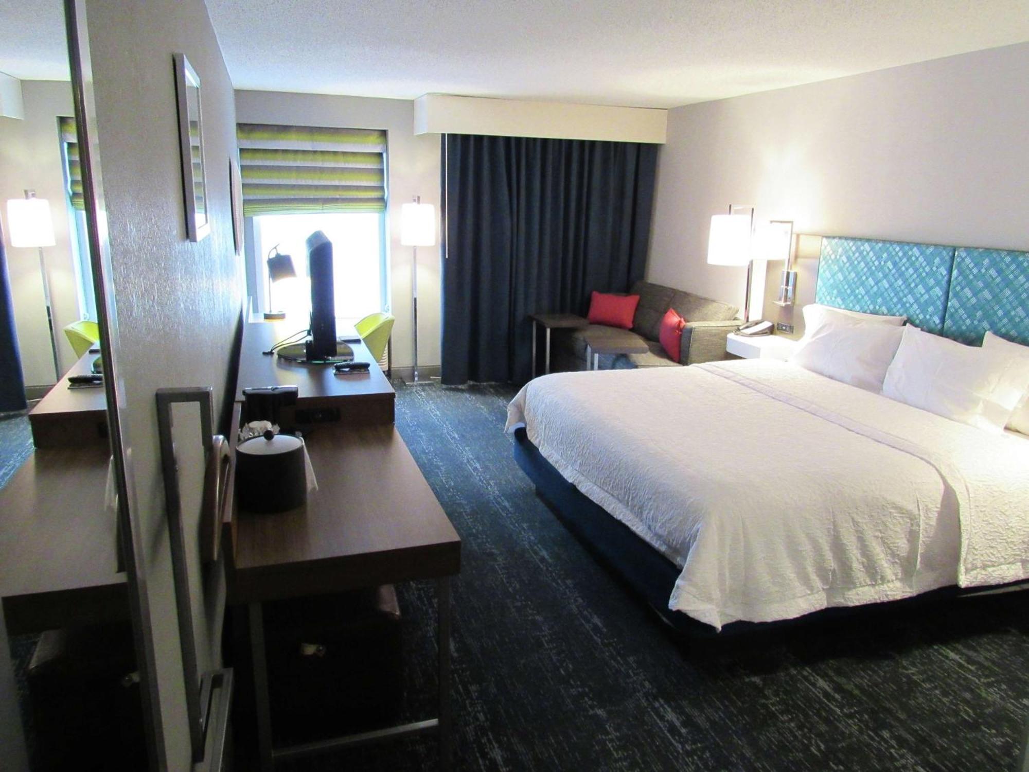 Hampton Inn & Suites Newtown Yardley Экстерьер фото