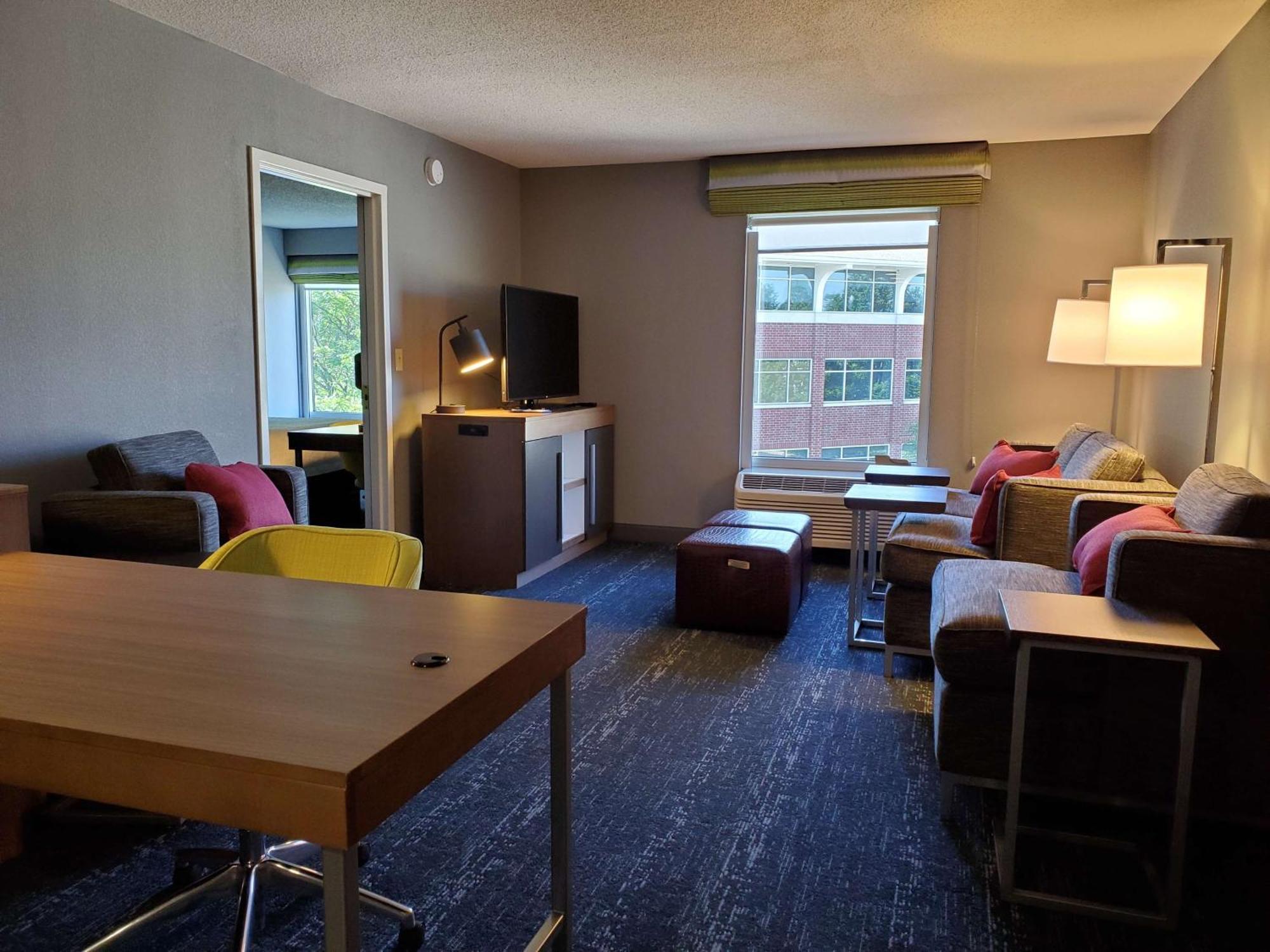 Hampton Inn & Suites Newtown Yardley Экстерьер фото