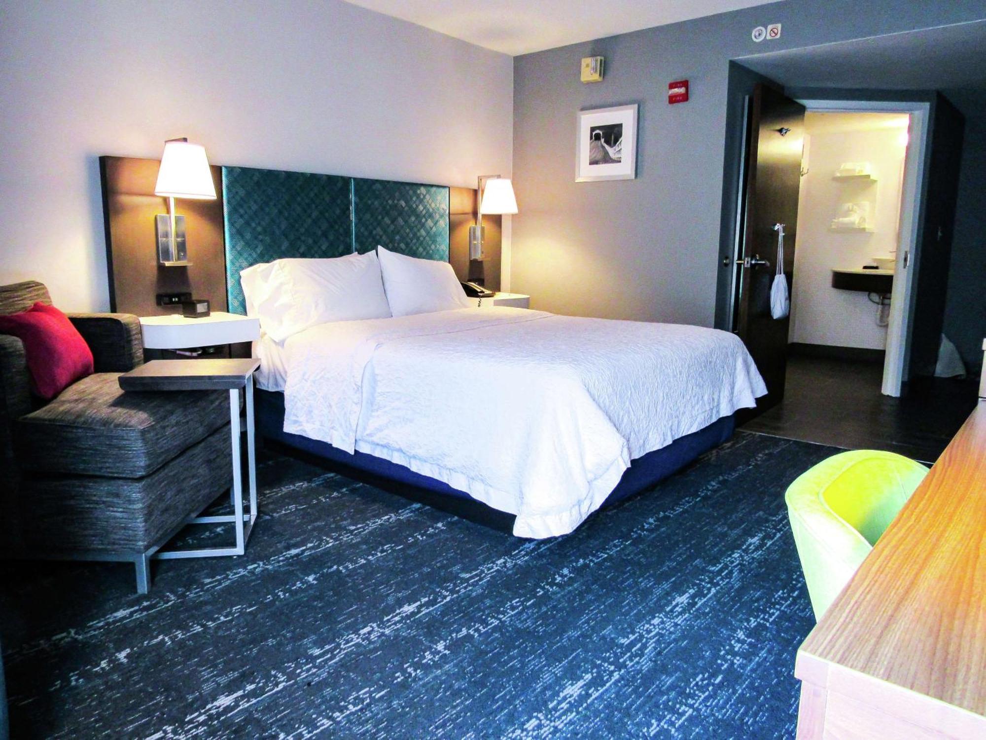 Hampton Inn & Suites Newtown Yardley Экстерьер фото