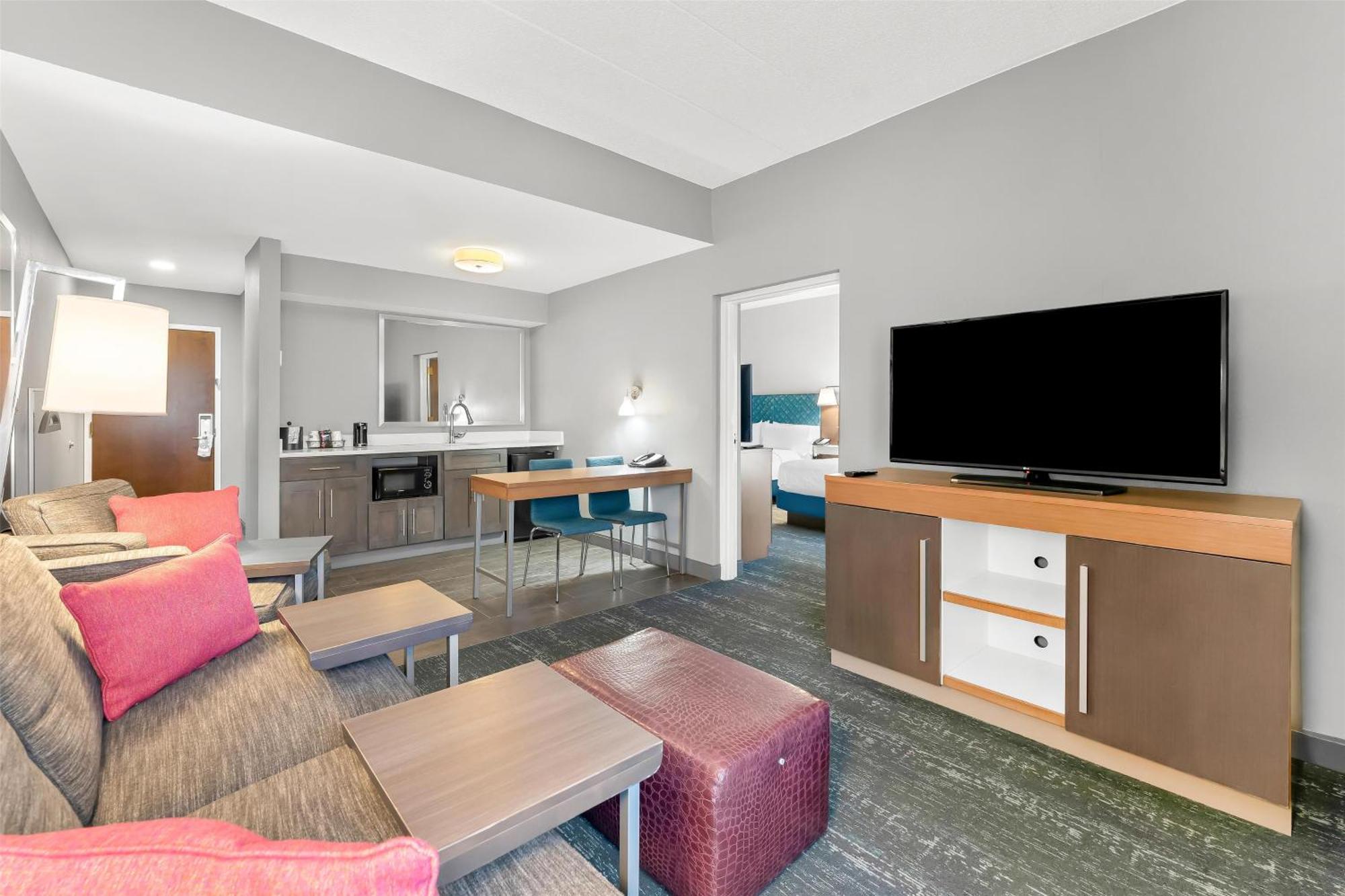 Hampton Inn & Suites Newtown Yardley Экстерьер фото