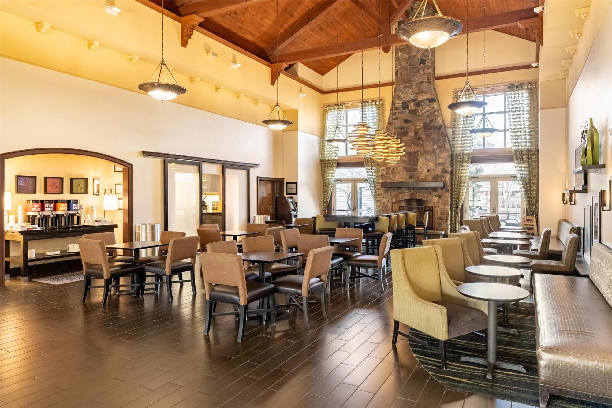 Hampton Inn & Suites Newtown Yardley Экстерьер фото